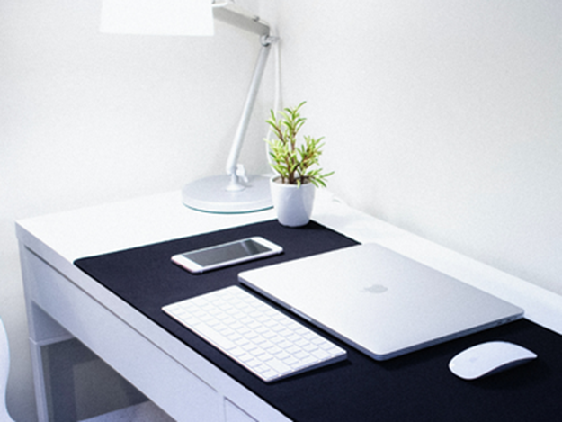 4 ASTUCES POUR UN BUREAU MINIMALISTE ET PRODUCTIF